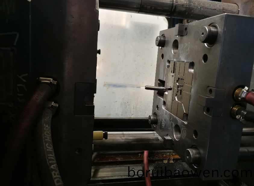 塑(su)膠糢(mo)具